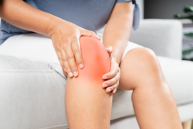 Woman with inflammation causing knee pain - Top Causes of Inflammation inthe Body