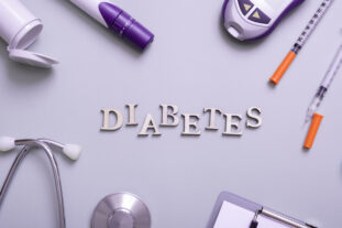 Signs and Symptoms in Diabetes: 8 Need to Know 2 nscription-diabetes-and-glucometer-and-syringes - Signs and Symptoms in Diabetes